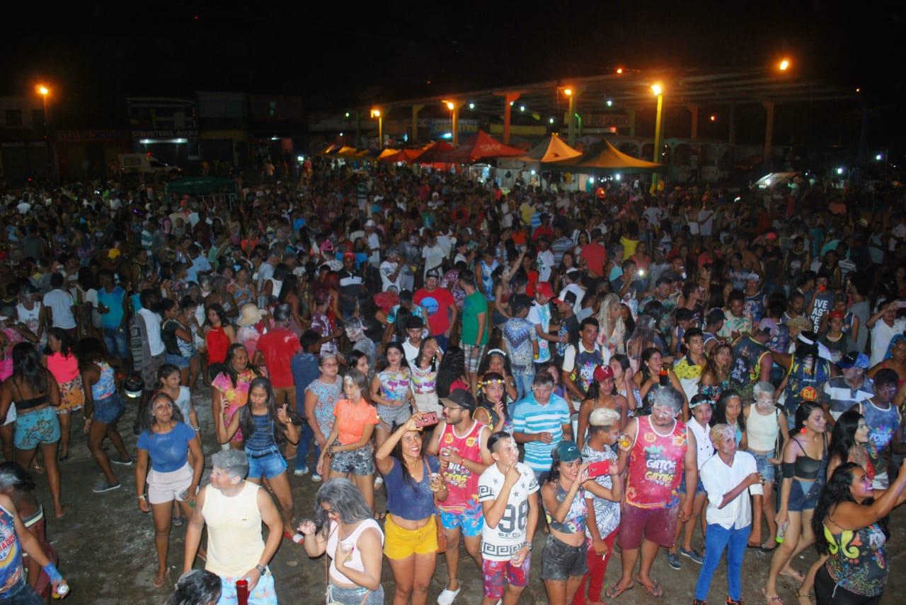 Foliões se divertem nas primeiras noites do Carnaval do Povão