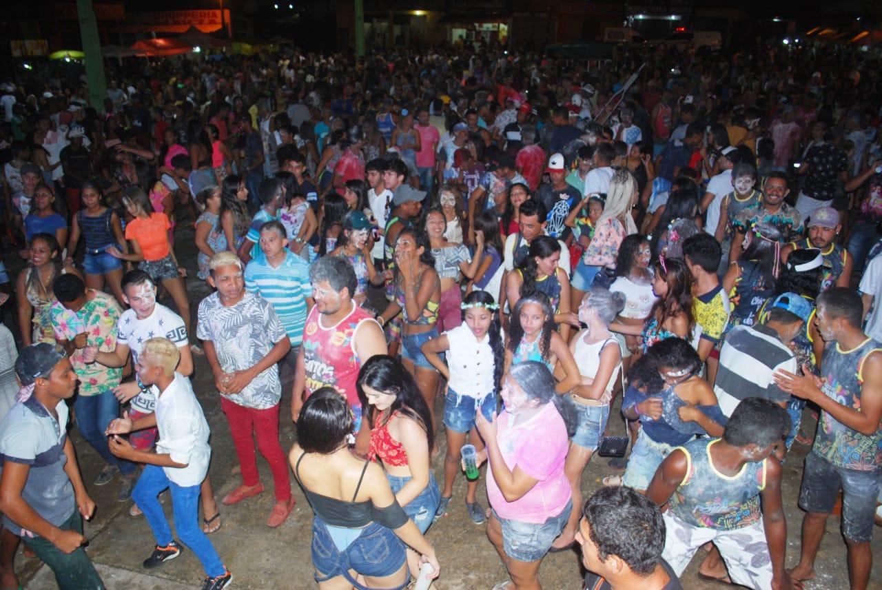 Foliões se divertem nas primeiras noites do Carnaval do Povão