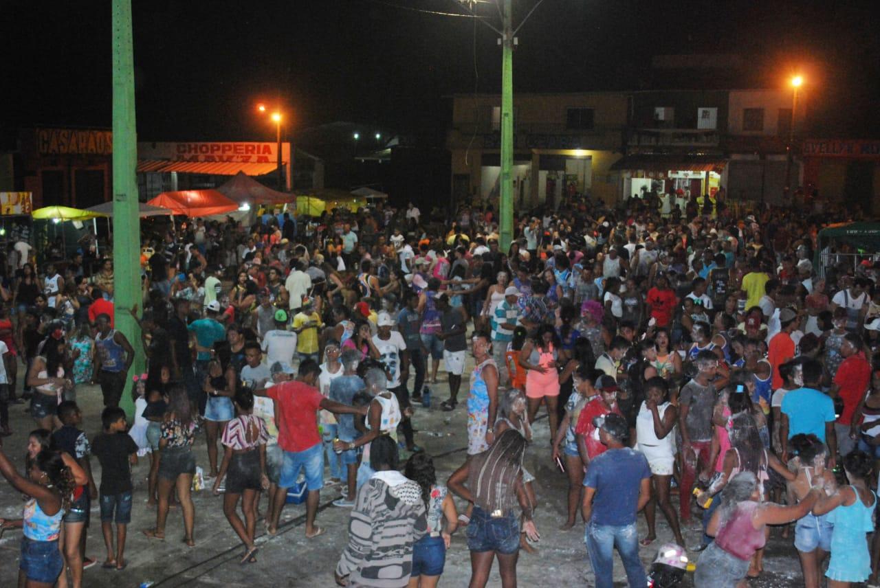 Foliões se divertem nas primeiras noites do Carnaval do Povão