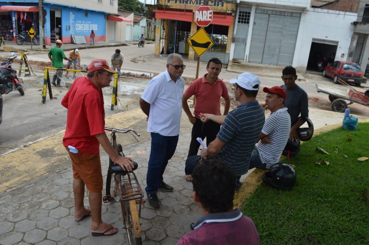 Chico Velho fiscaliza execução de serviços no Centro de Maracaçumé