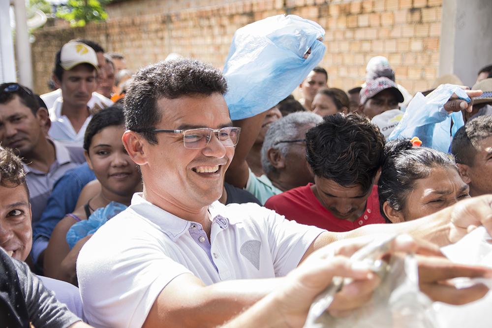 Ney Passinho distribuiu mais de uma tonelada de peixes às famílias centronovenses