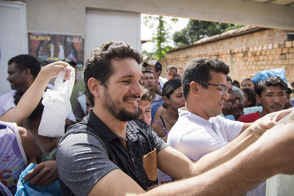 Ney Passinho distribuiu mais de uma tonelada de peixes às famílias centronovenses