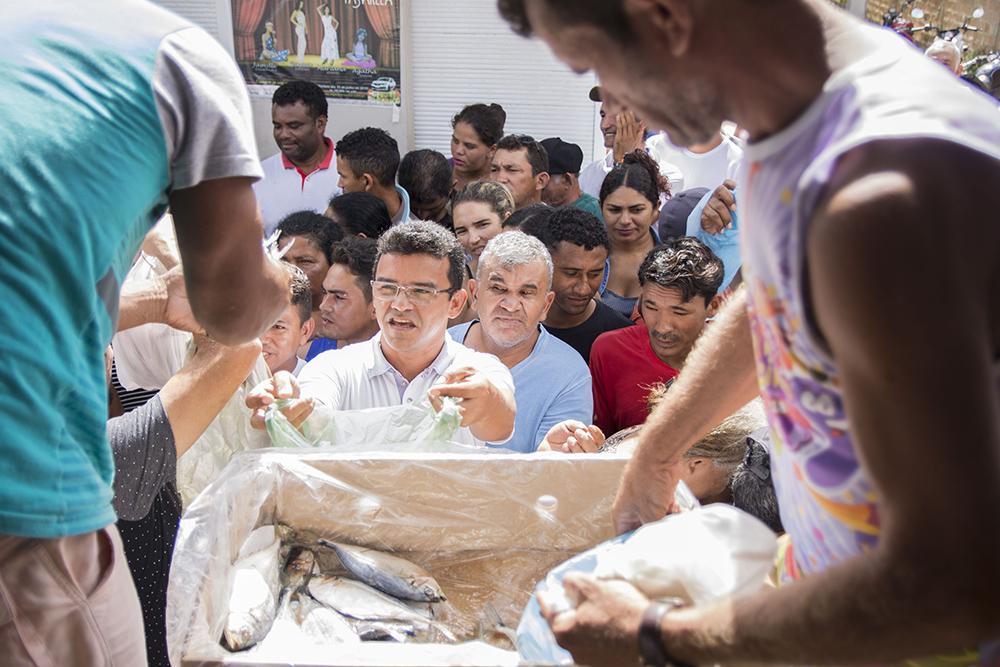 Ney Passinho distribuiu mais de uma tonelada de peixes às famílias centronovenses