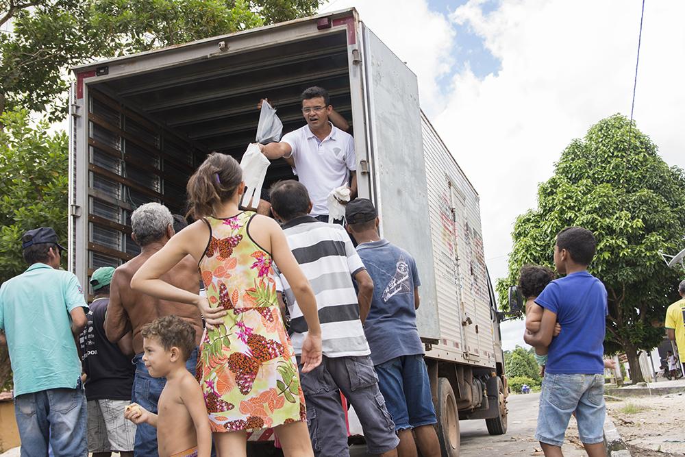 Ney Passinho distribuiu mais de uma tonelada de peixes às famílias centronovenses