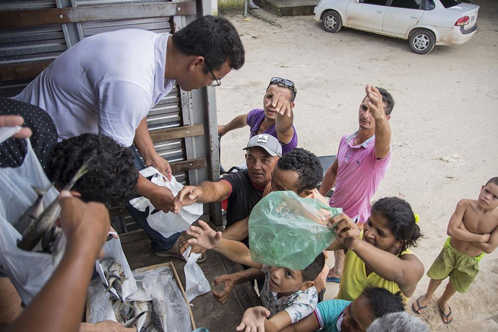 Ney Passinho distribuiu mais de uma tonelada de peixes às famílias centronovenses