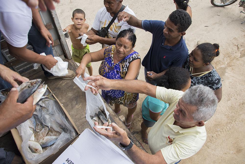 Ney Passinho distribuiu mais de uma tonelada de peixes às famílias centronovenses