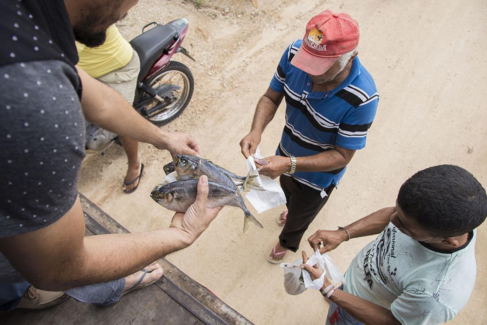 Ney Passinho distribuiu mais de uma tonelada de peixes às famílias centronovenses