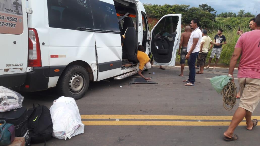 Colisão entre carreta e van deixa 7 mortos na BR 226 em Caxias