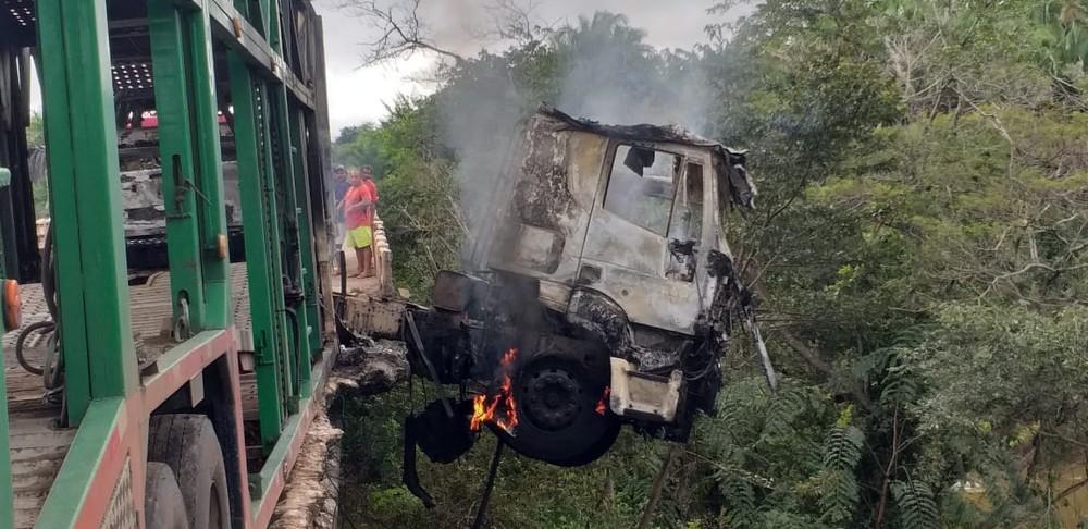 Incêndio em caminhão cegonha deixa uma pessoa morta no Maranhão