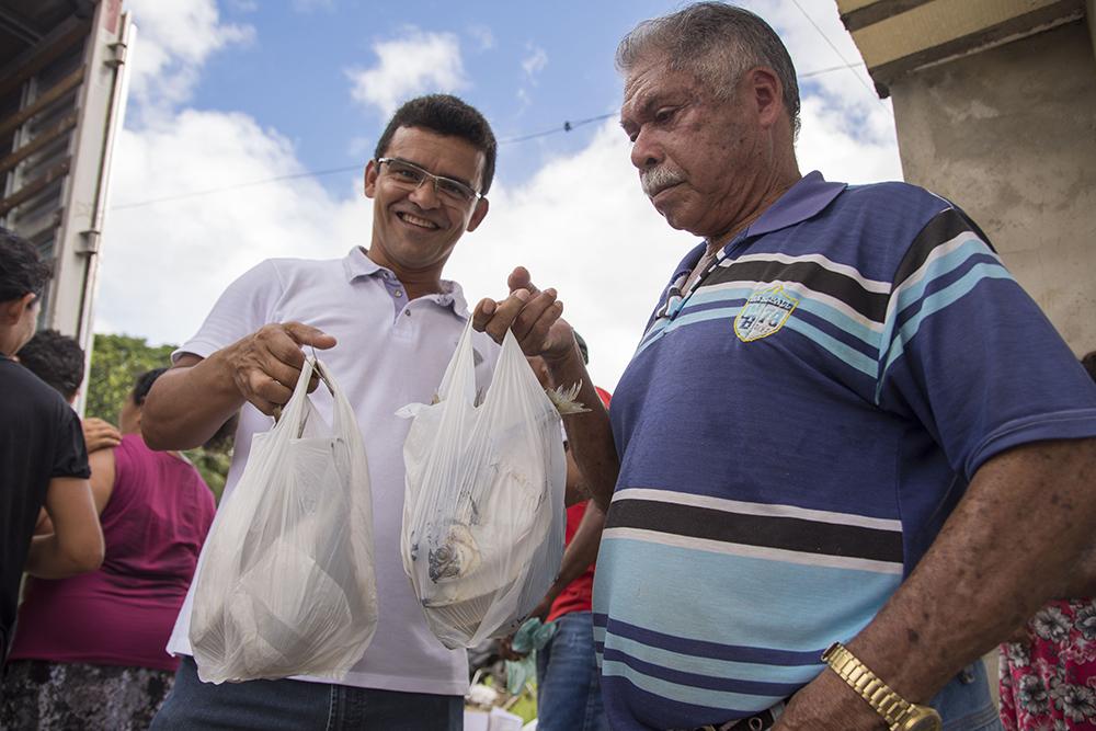 Ney Passinho distribuiu mais de uma tonelada de peixes às famílias centronovenses