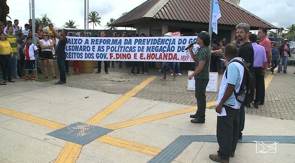 Professores protestam contra atrasos e pedem cumprimento de reajuste salarial no MA