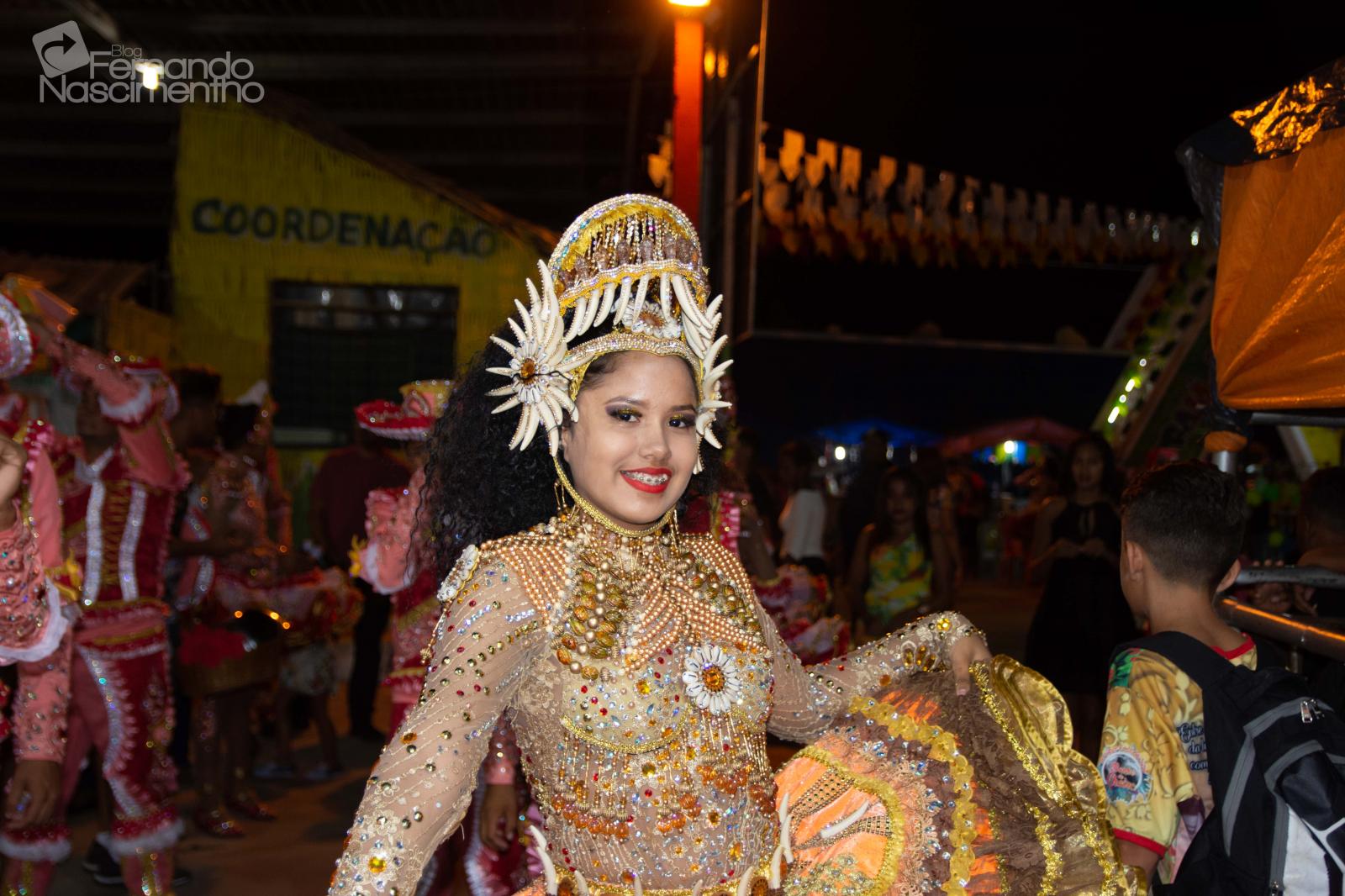 Banho de Cheiro encanta público maracaçumeense em mais uma noite do Arraiá do Povão