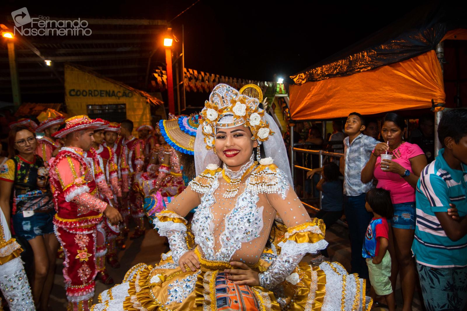 Banho de Cheiro encanta público maracaçumeense em mais uma noite do Arraiá do Povão