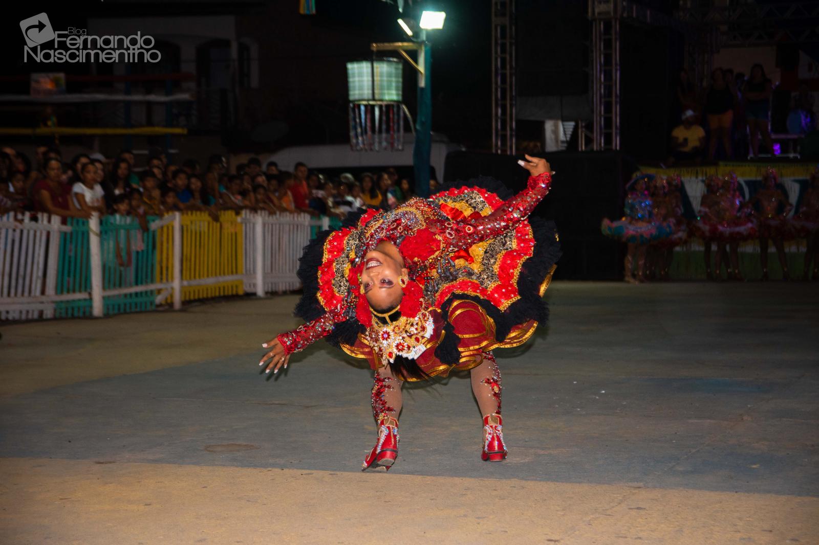 Banho de Cheiro encanta público maracaçumeense em mais uma noite do Arraiá do Povão