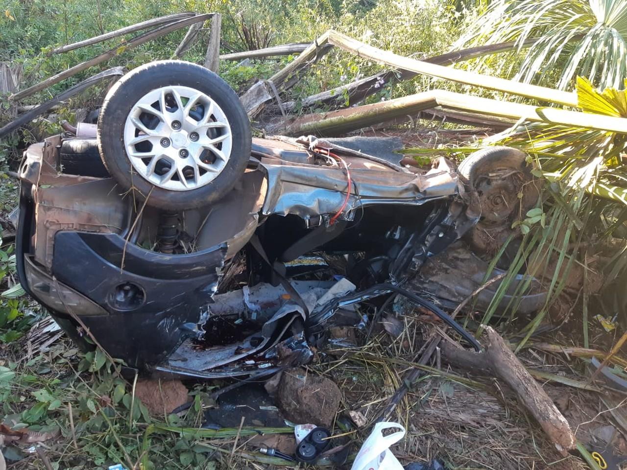 Três pessoas morrem após carro capotar e bater em árvore na BR-230, em Balsas