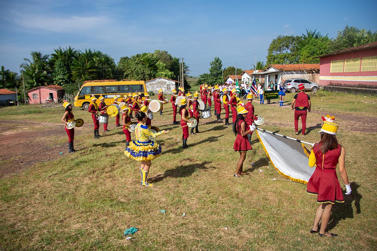 Pela primeira vez moradores da Vila Menandes prestigiaram um desfile cívico na comunidade