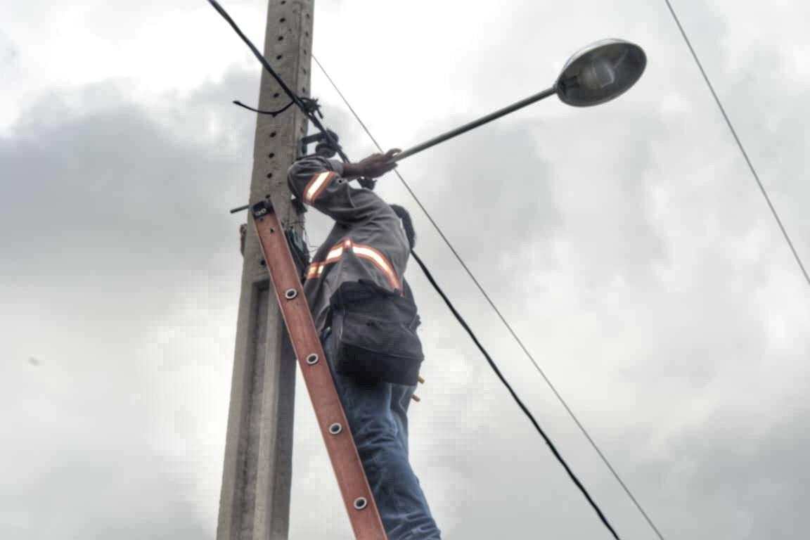 Vila 13 de maio recebe implantação da rede de iluminação pública