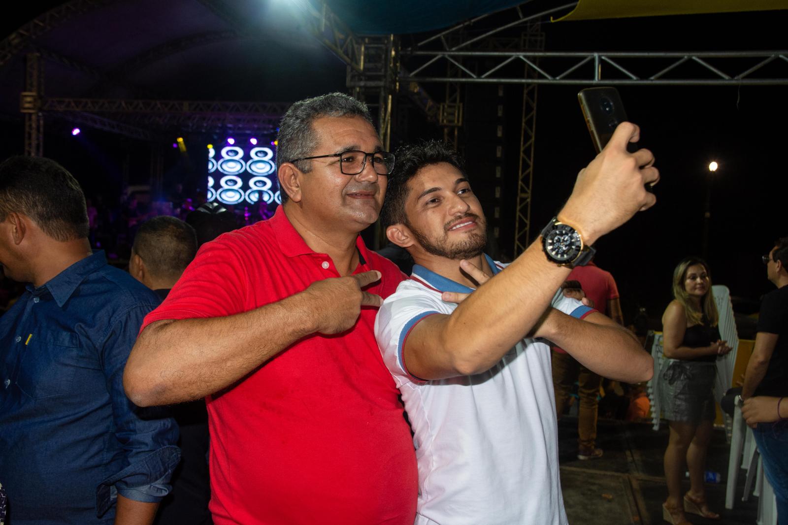 Tate do Ademar sente o carinho dos amapaenses durante show em comemoração ao aniversário da cidade