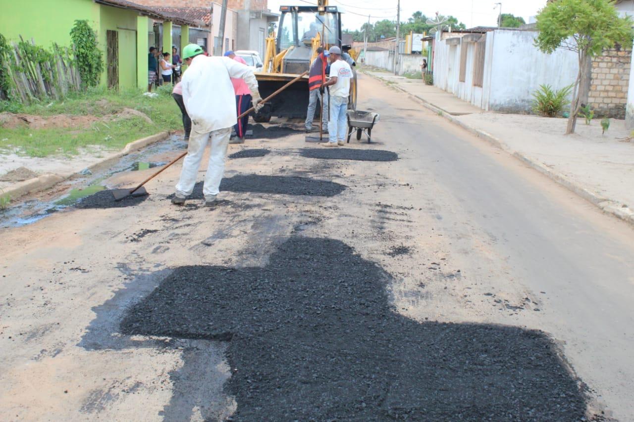 Operação tapa-buracos para manutenção do asfalto nas ruas de Maracaçumé