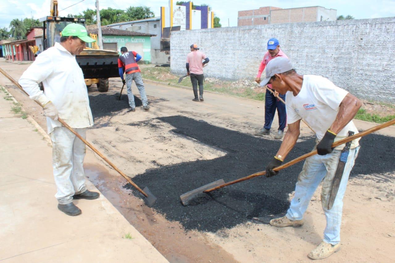 Operação tapa-buracos para manutenção do asfalto nas ruas de Maracaçumé