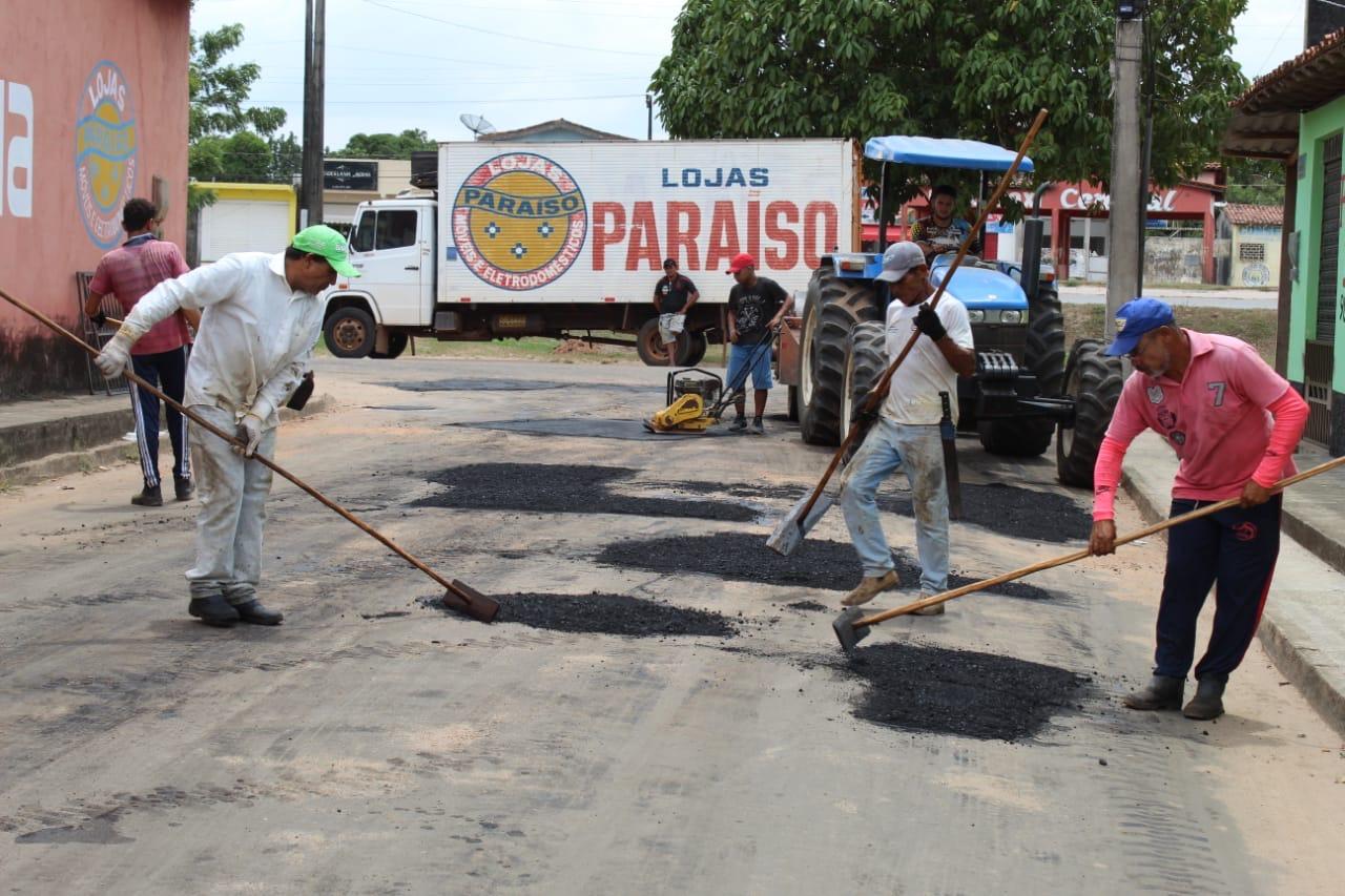 Operação tapa-buracos para manutenção do asfalto nas ruas de Maracaçumé