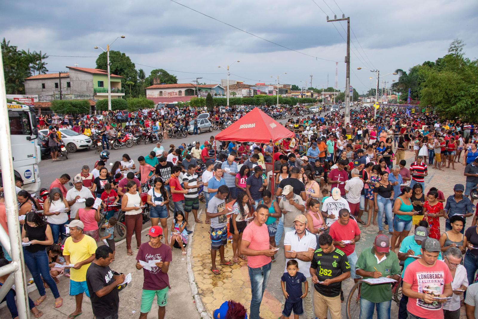 O Natal Premiado foi um sucesso e levou uma multidão para a Praça do Povão