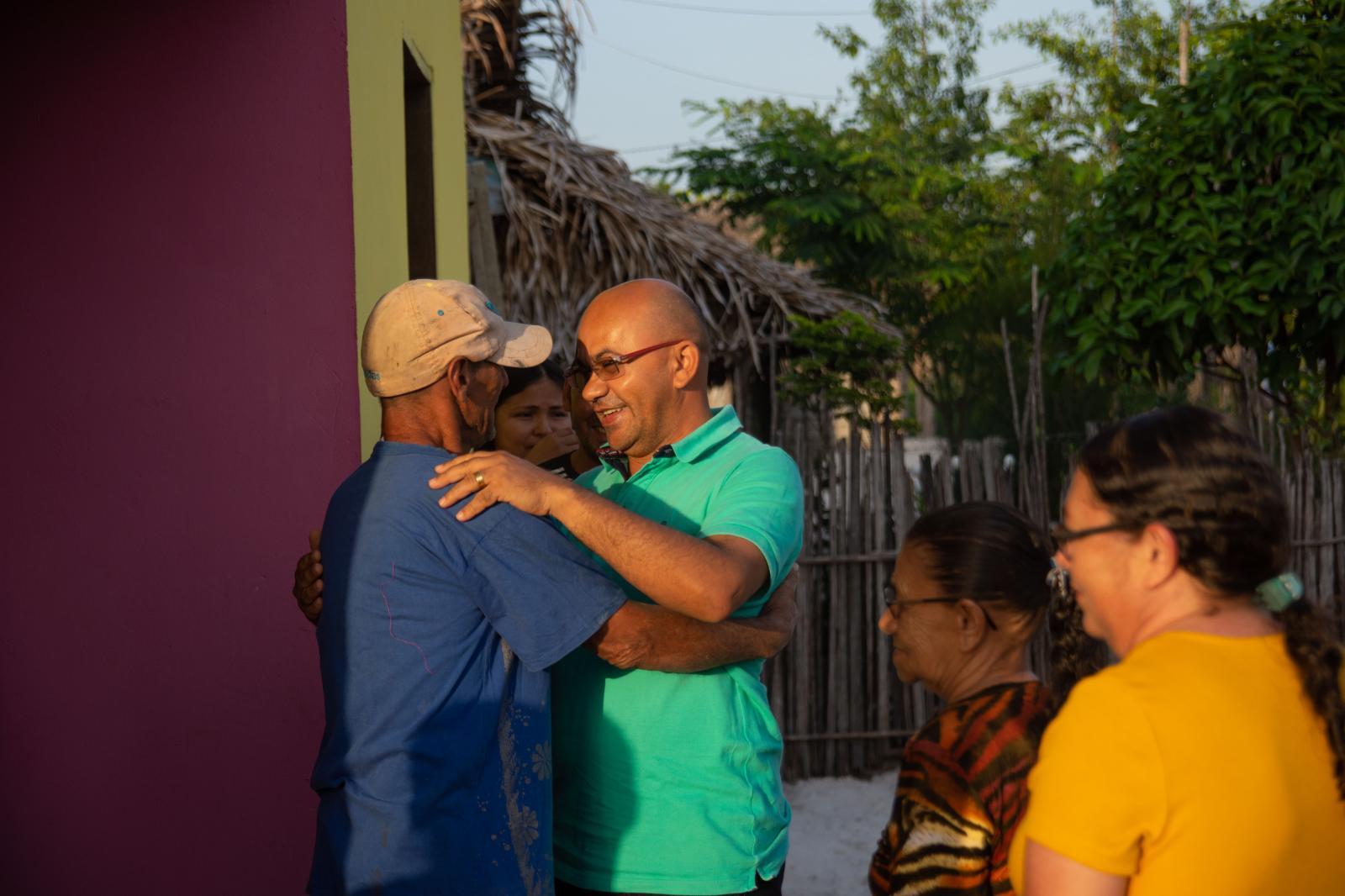 Prefeito de Boa Vista do Gurupi presenteou boa-vistense com uma casa no Povoado Colônia Militar