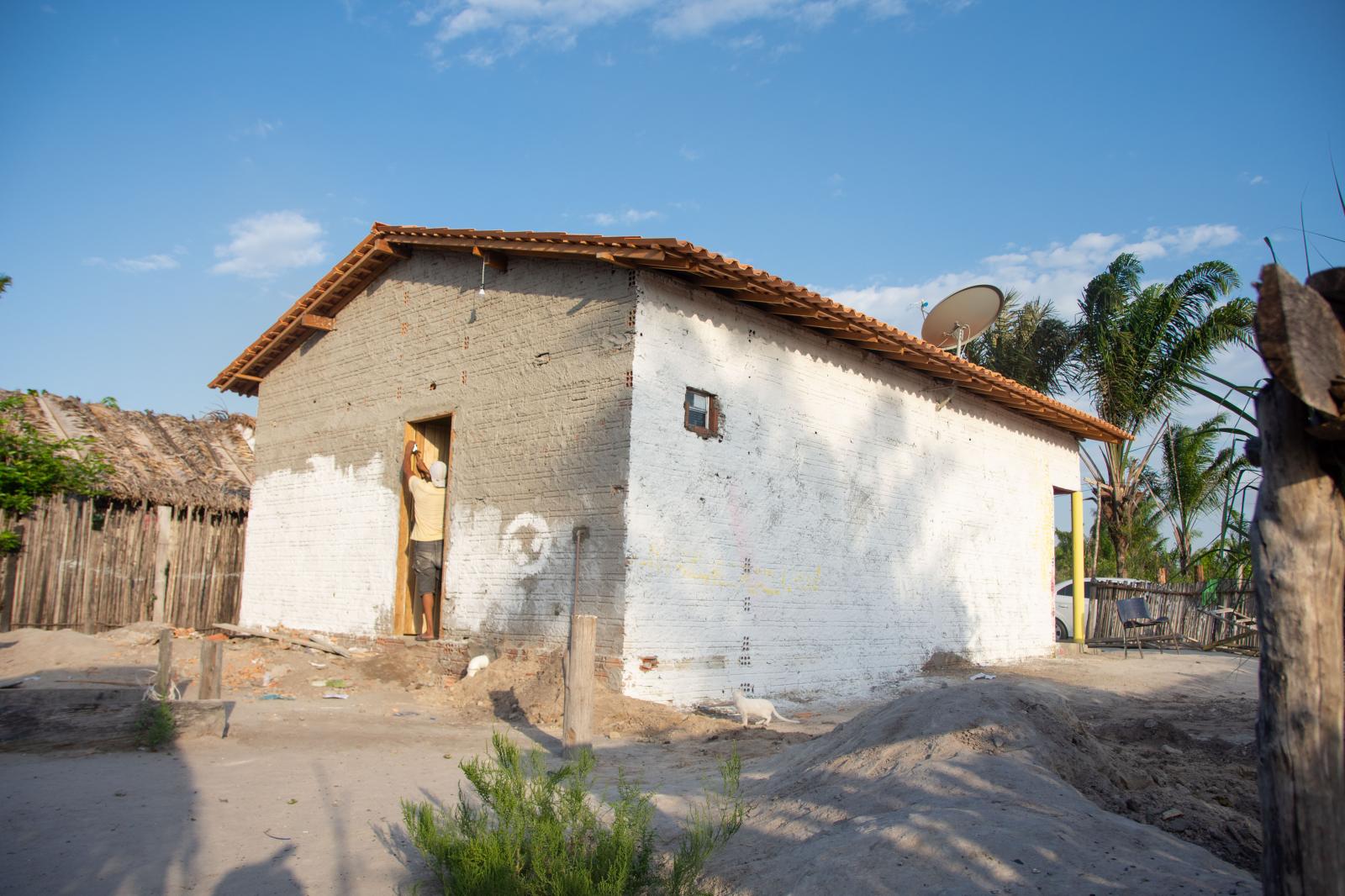 Prefeito de Boa Vista do Gurupi presenteou boa-vistense com uma casa no Povoado Colônia Militar