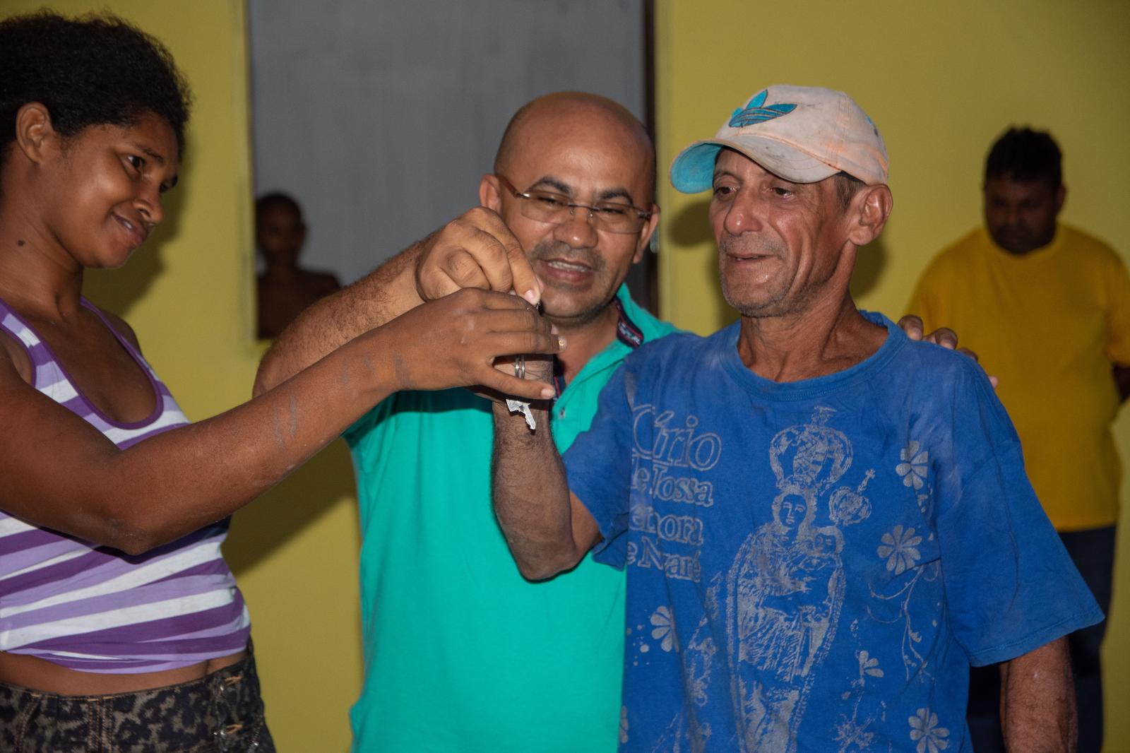 Prefeito de Boa Vista do Gurupi presenteou boa-vistense com uma casa no Povoado Colônia Militar