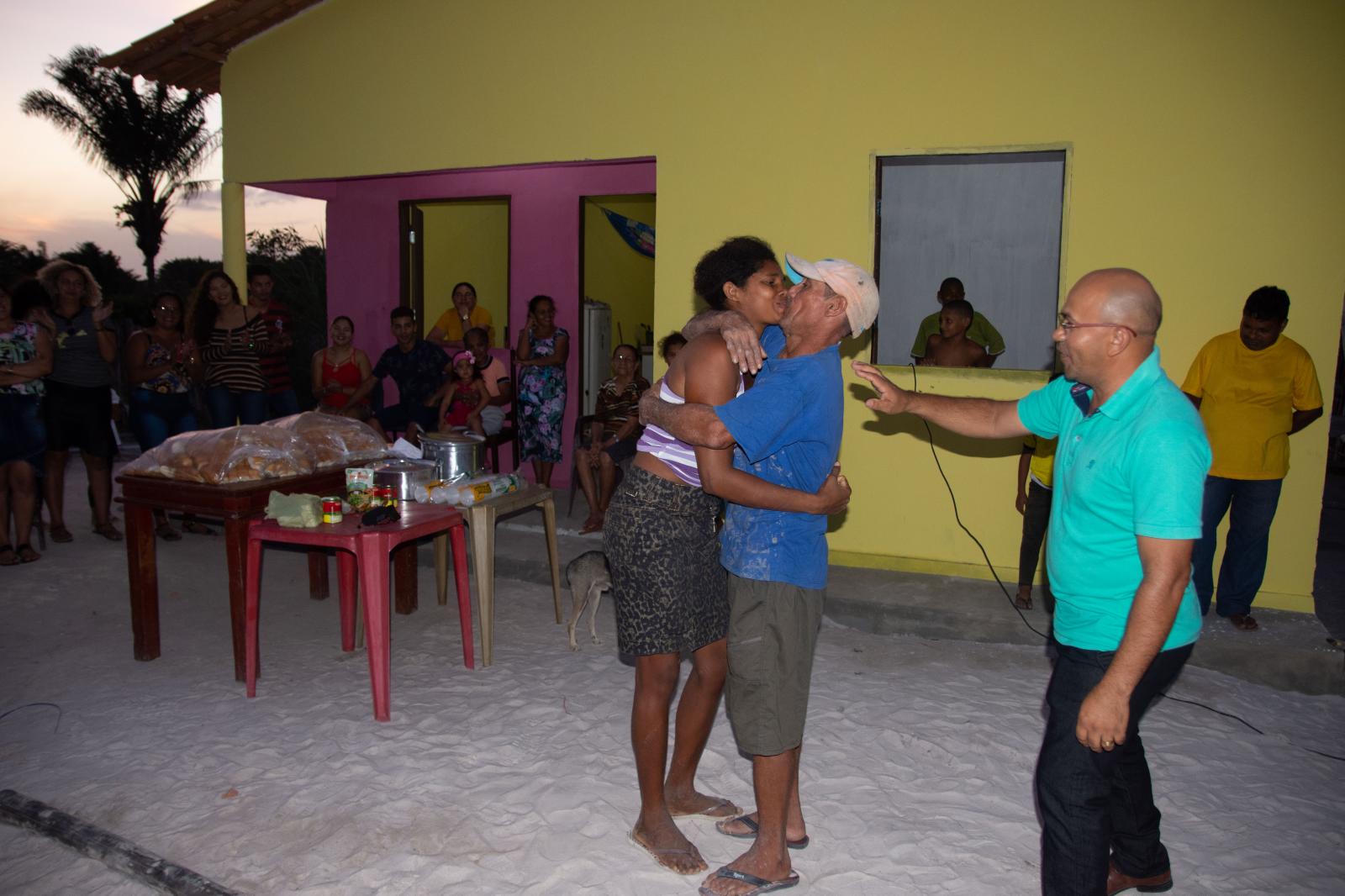 Prefeito de Boa Vista do Gurupi presenteou boa-vistense com uma casa no Povoado Colônia Militar