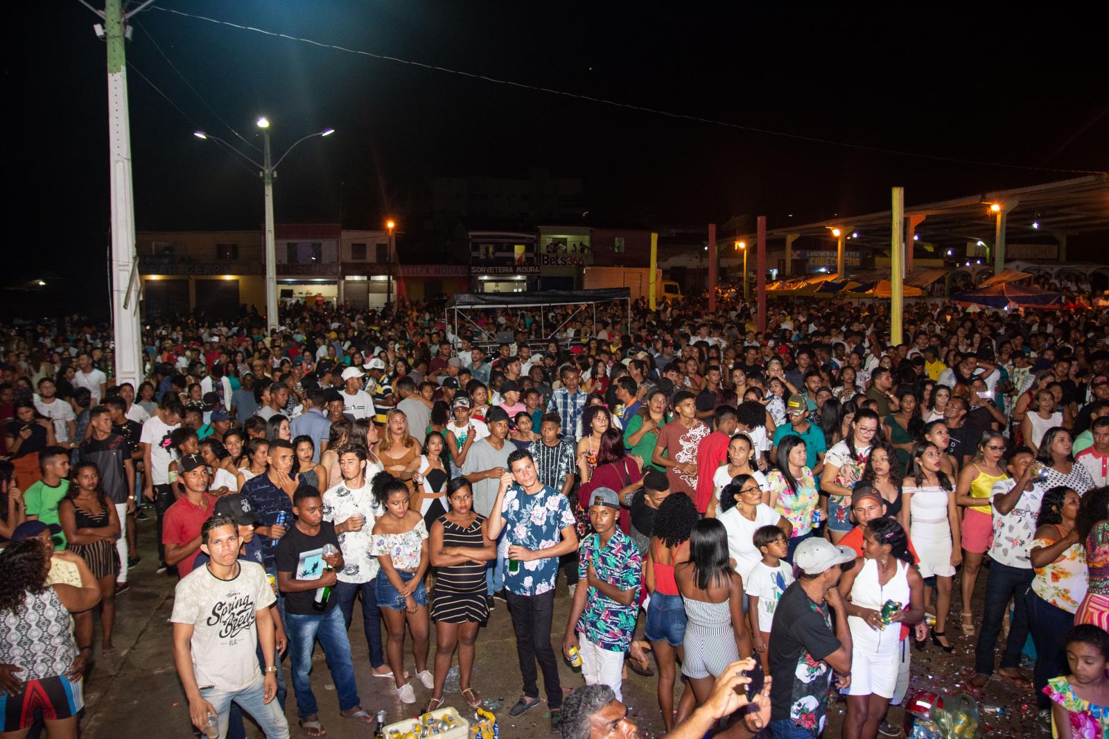 2020 chegou com 10 mil latinhas e três atrações em praça pública para a alegria dos maracaçumeenses