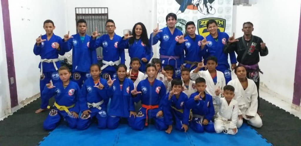 Jovens do Projeto Samurais do Amanhã recebem doação de kimonos