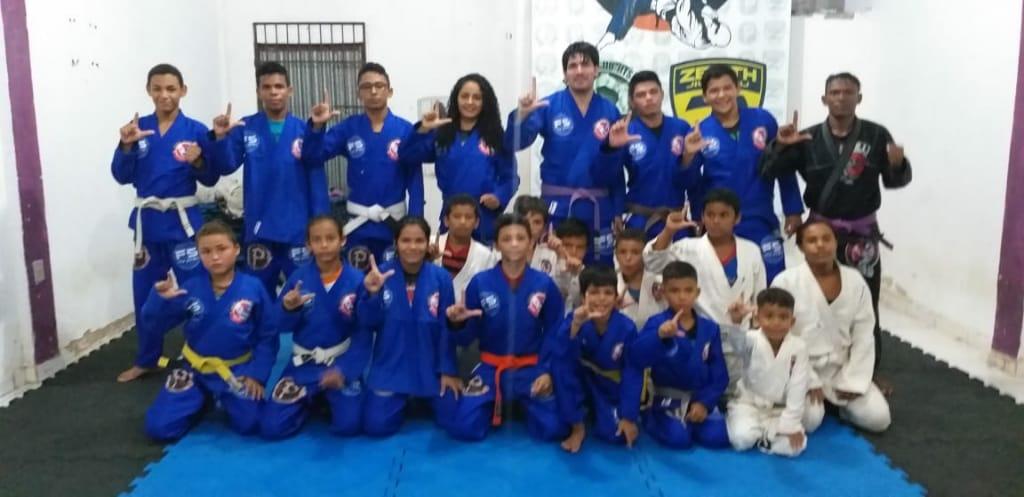 Jovens do Projeto Samurais do Amanhã recebem doação de kimonos