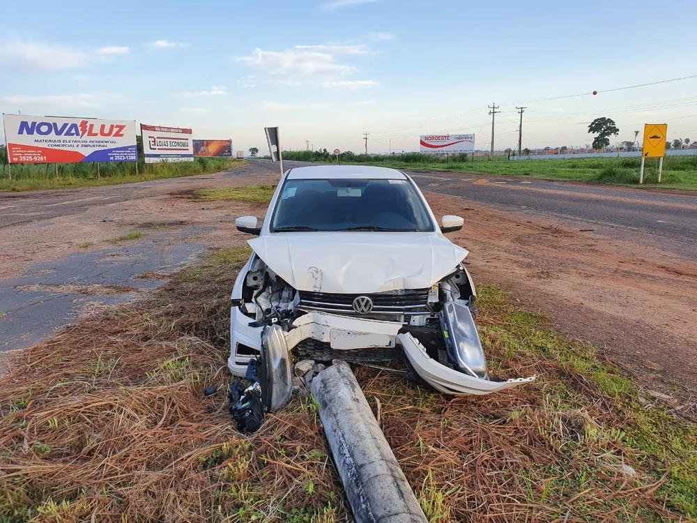 Veículo sai de pista e derruba poste na BR-010 no Maranhão