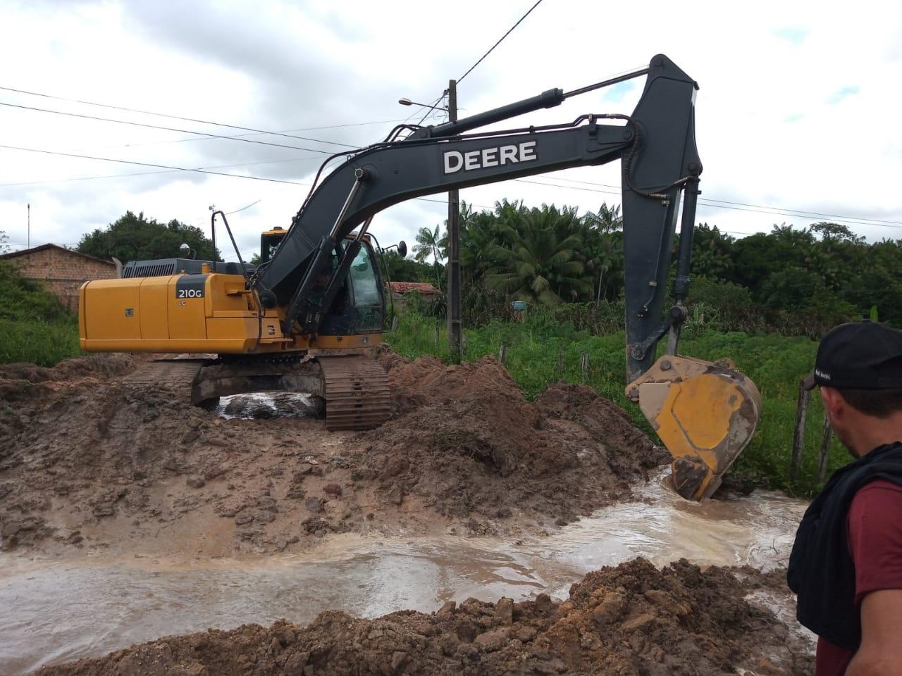 Chuvas não impedem prefeitura de realizar manutenção das ruas de Amapá