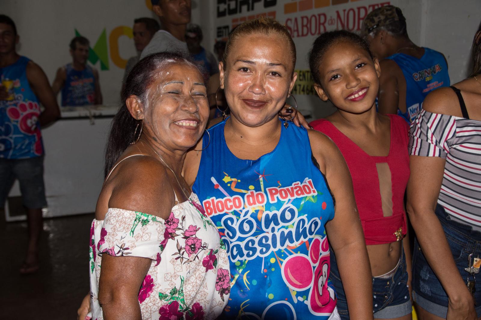 Bloco Só no Passinho manteve tradição e ‘arrastou’ o povão no primeiro dia de carnaval