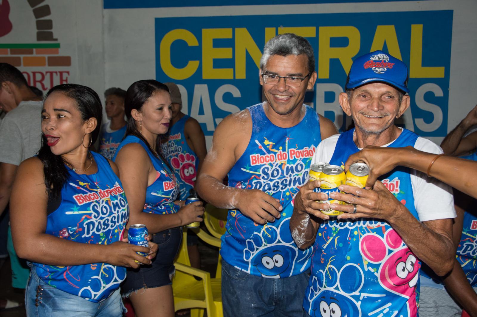 Bloco Só no Passinho manteve tradição e ‘arrastou’ o povão no primeiro dia de carnaval