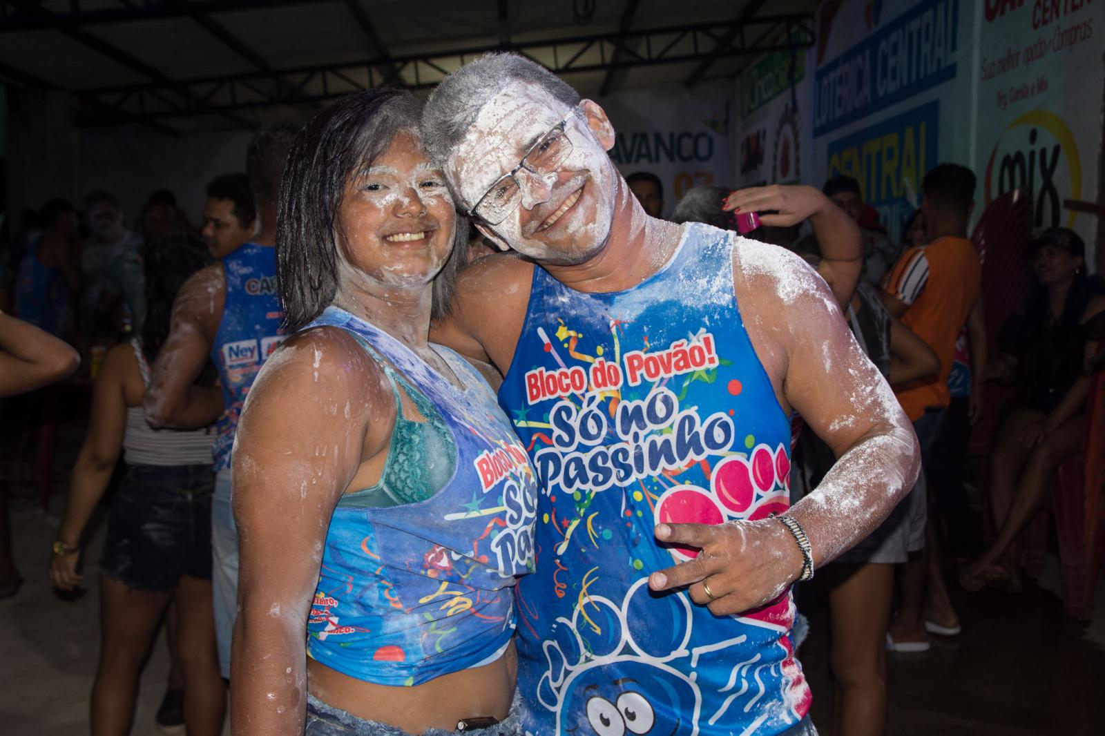 Bloco Só no Passinho manteve tradição e ‘arrastou’ o povão no primeiro dia de carnaval