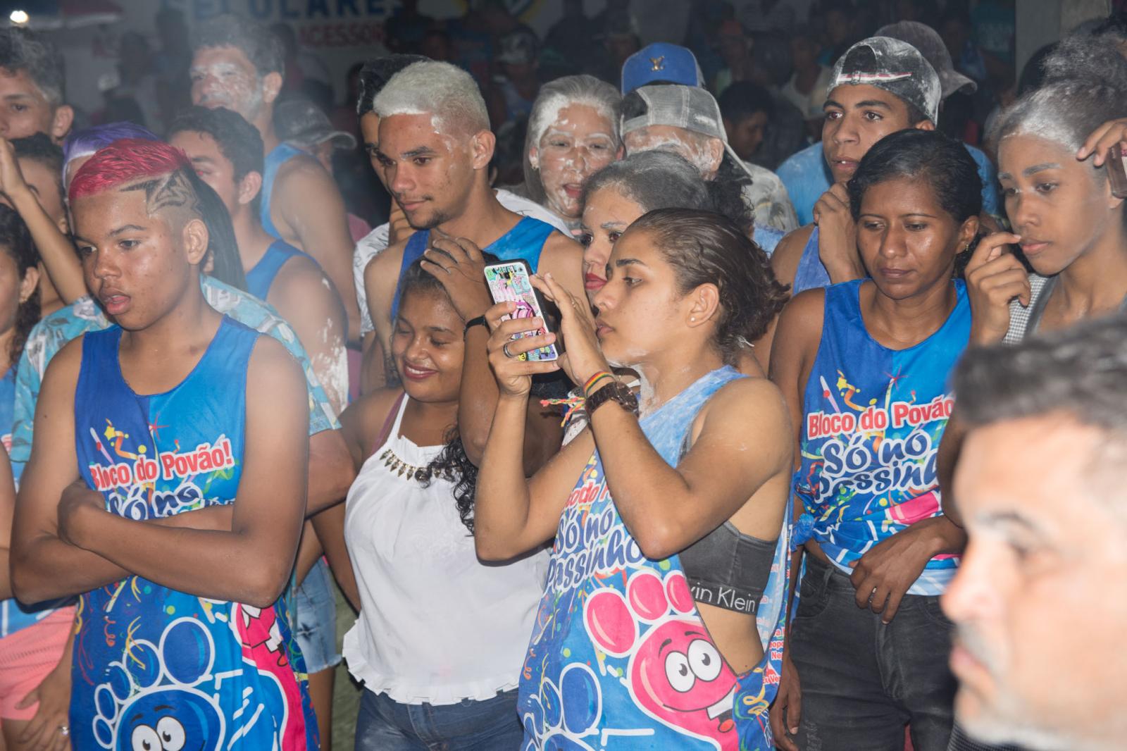 Bloco Só no Passinho manteve tradição e ‘arrastou’ o povão no primeiro dia de carnaval