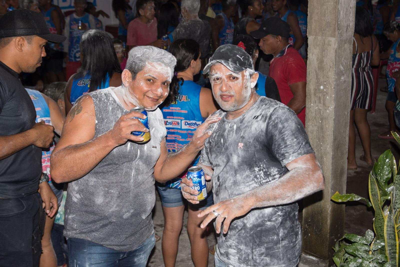 Bloco Só no Passinho manteve tradição e ‘arrastou’ o povão no primeiro dia de carnaval