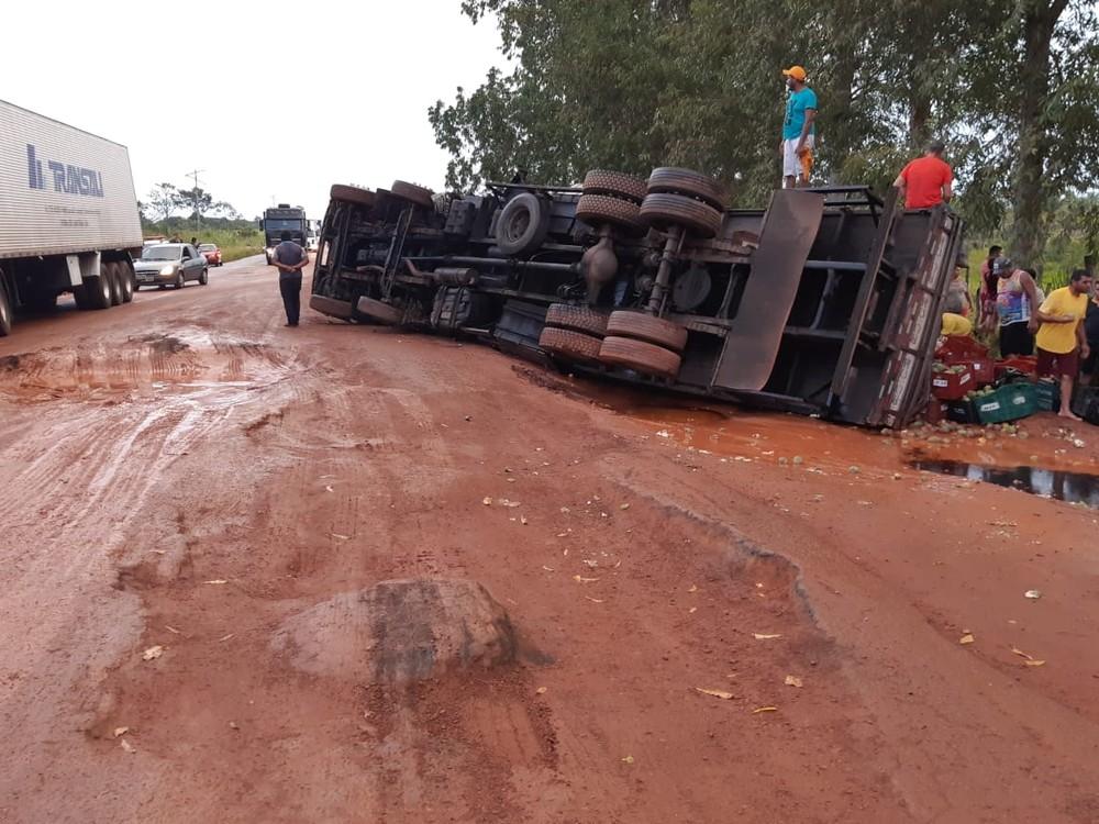 Caminhão tomba na BR-316 no Maranhão