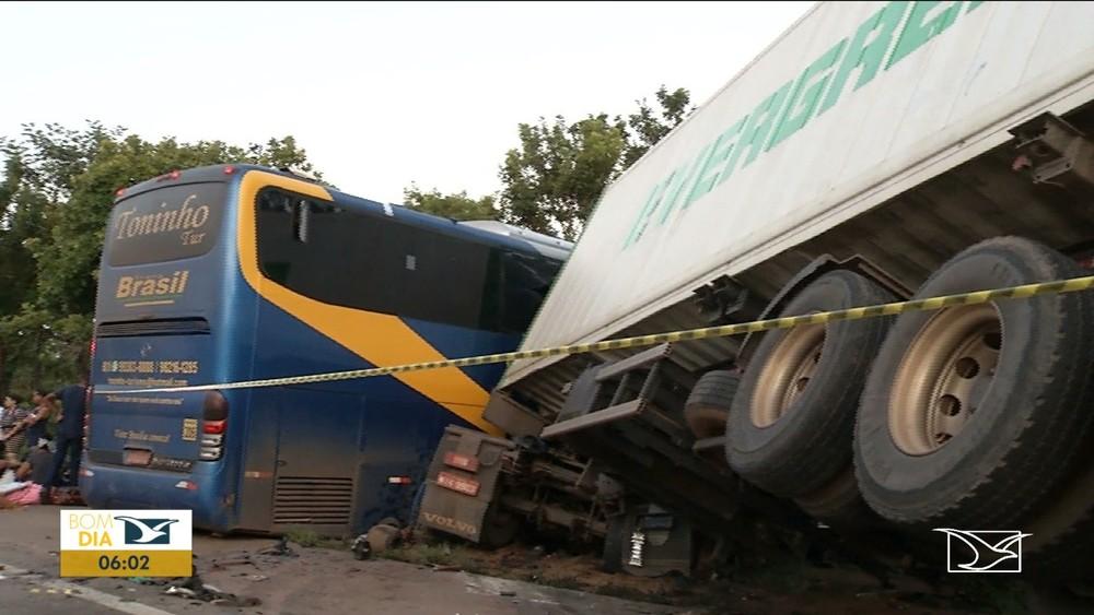 Ônibus de São Luís colide em carreta e deixa 3 mortos em GO