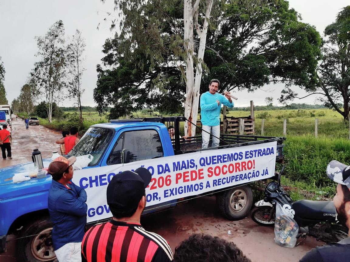 MA-206 é interditada por maranhenses indignados com o abandono da rodovia