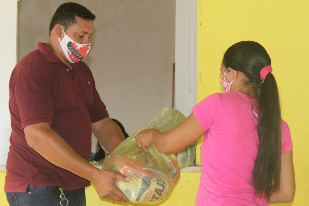 Entrega de kits de alimentos chega a segunda escola da Sede