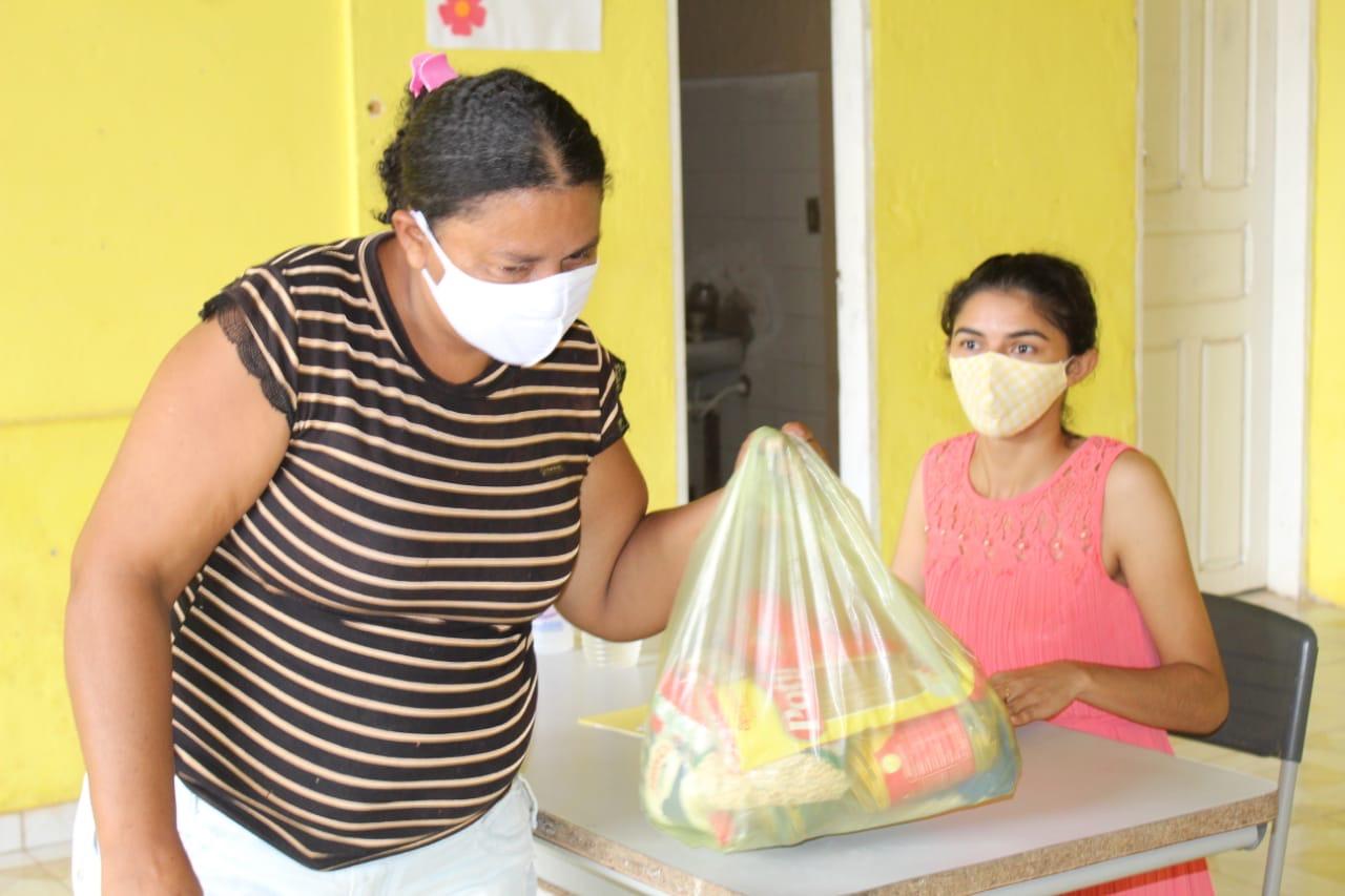 A distribuição dos kits de alimentos da merenda escolar já alcançou milhares de alunos maracaçumeenses