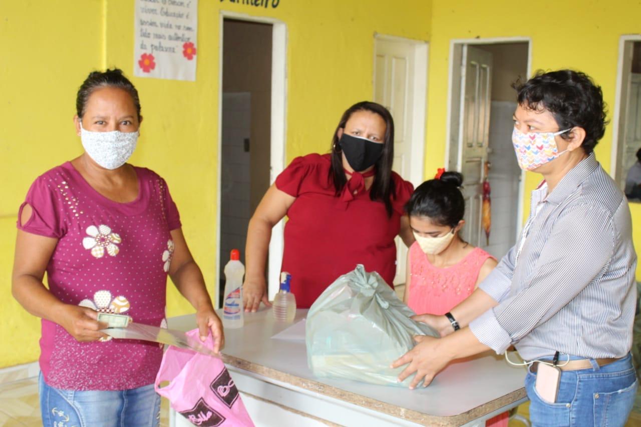 A distribuição dos kits de alimentos da merenda escolar já alcançou milhares de alunos maracaçumeenses