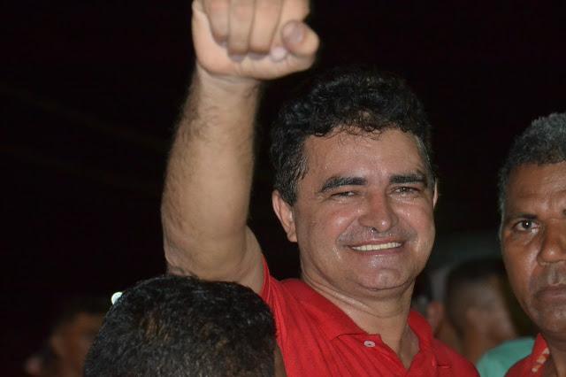 Antonio Filho vence a eleição e é carregado nos braços do povo em comemoração histórica pelas ruas do município