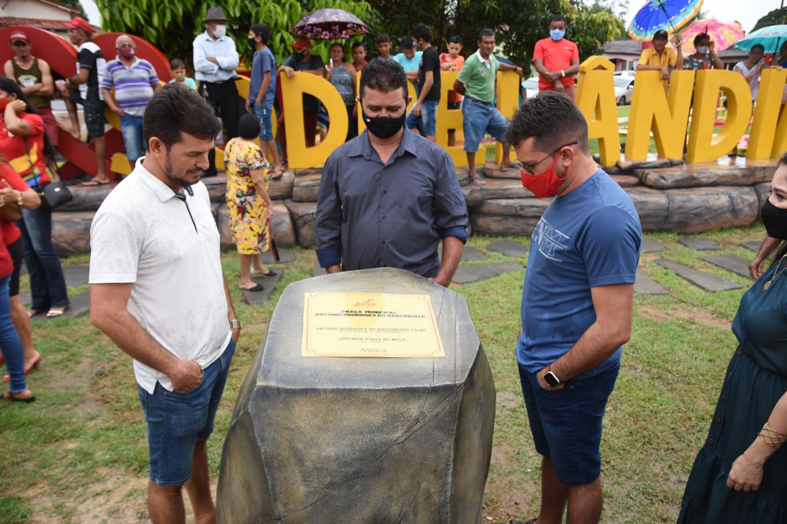 Antonio Filho inaugura a primeira praça pública de Sodrelândia