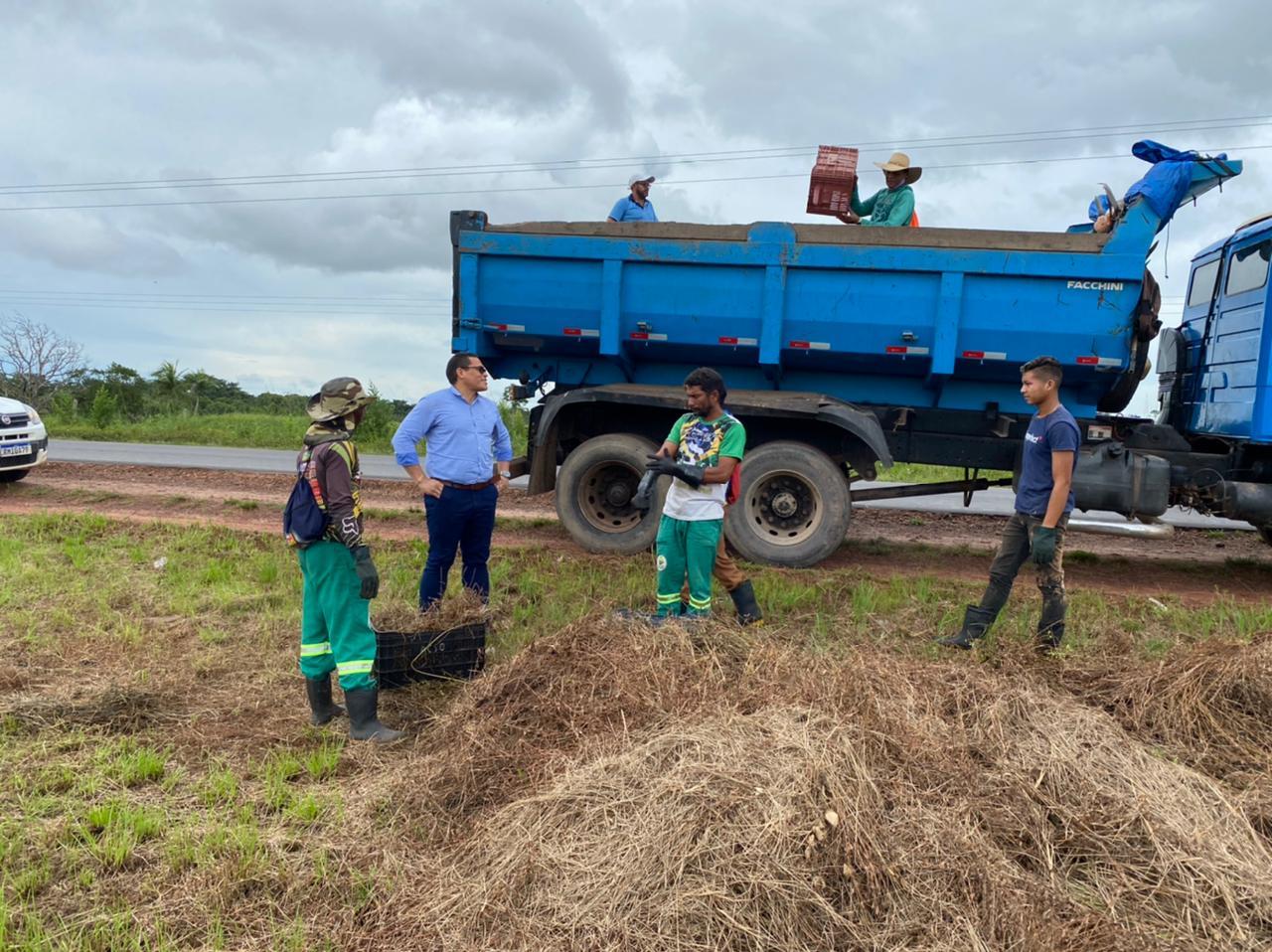 Vereador Vanderley acompanha serviços de limpeza pública no Povoado Bacuri