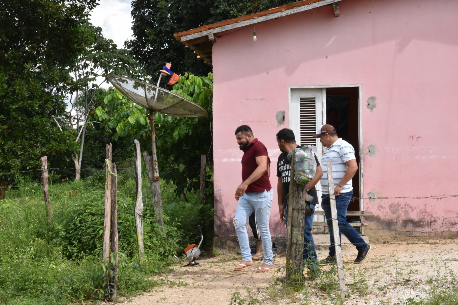 Junior Garimpeiro doa cadeira de rodas ao Projeto Superação ou Super-Ação